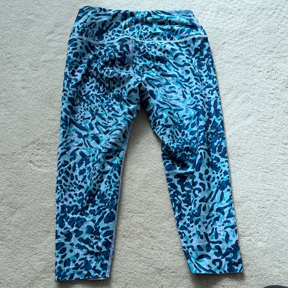 Peloton Cadent Reversible Blue leopard Women's cropped Leggings - Picture 5 of 5
